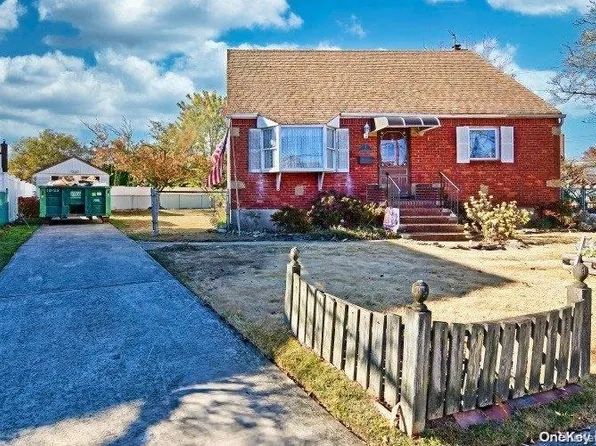 9 Surrey Lane, Bellmore, NY 11710