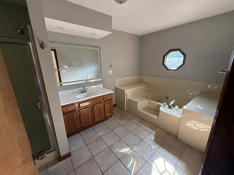 1225 Chancellor Dr — Photo 7