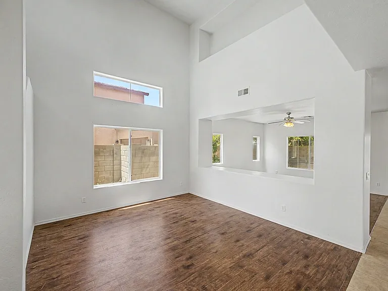 542 E Bartlett Way — Photo 4