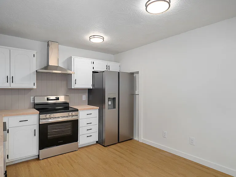2023 E Battlefield Rd — Photo 6