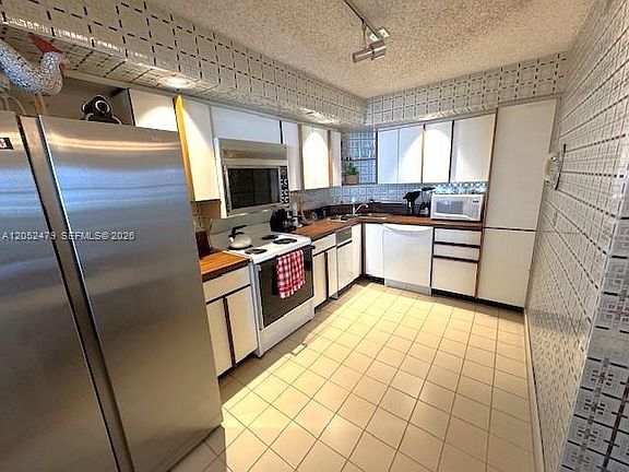 5th image of 6423 Collins Ave APT 809