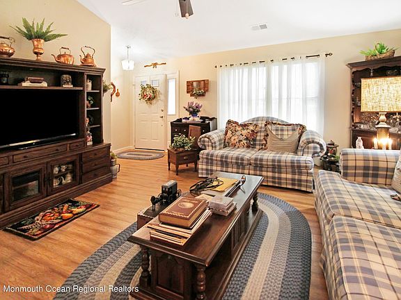4th image of 646 Petunia Ln S