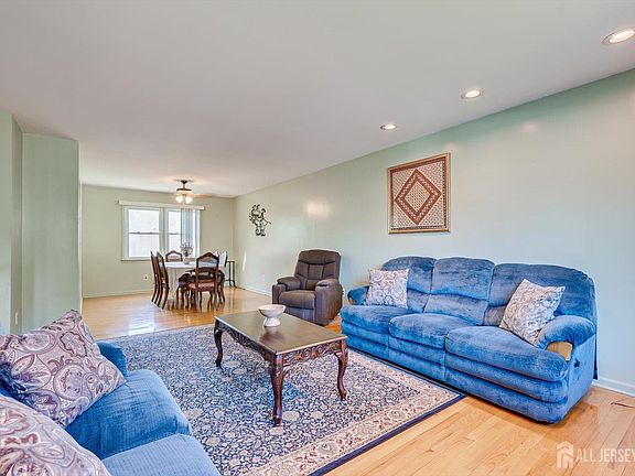 5th image of 6 Sussex Ct