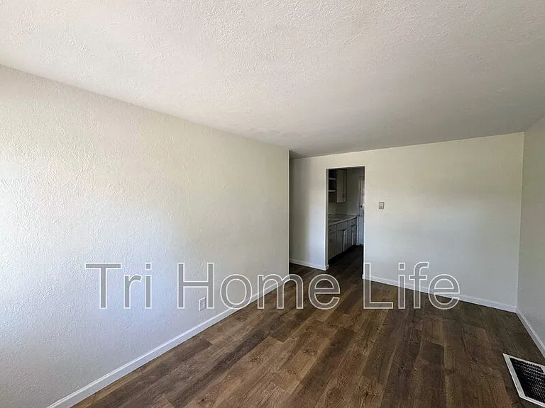 9285 E 14th Ave — Photo 2