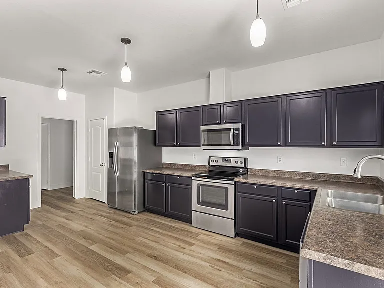 7007 W Mercer Ln — Photo 3