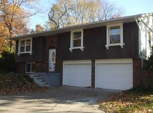 4413 Lakeview Dr, Leavenworth, KS 66048