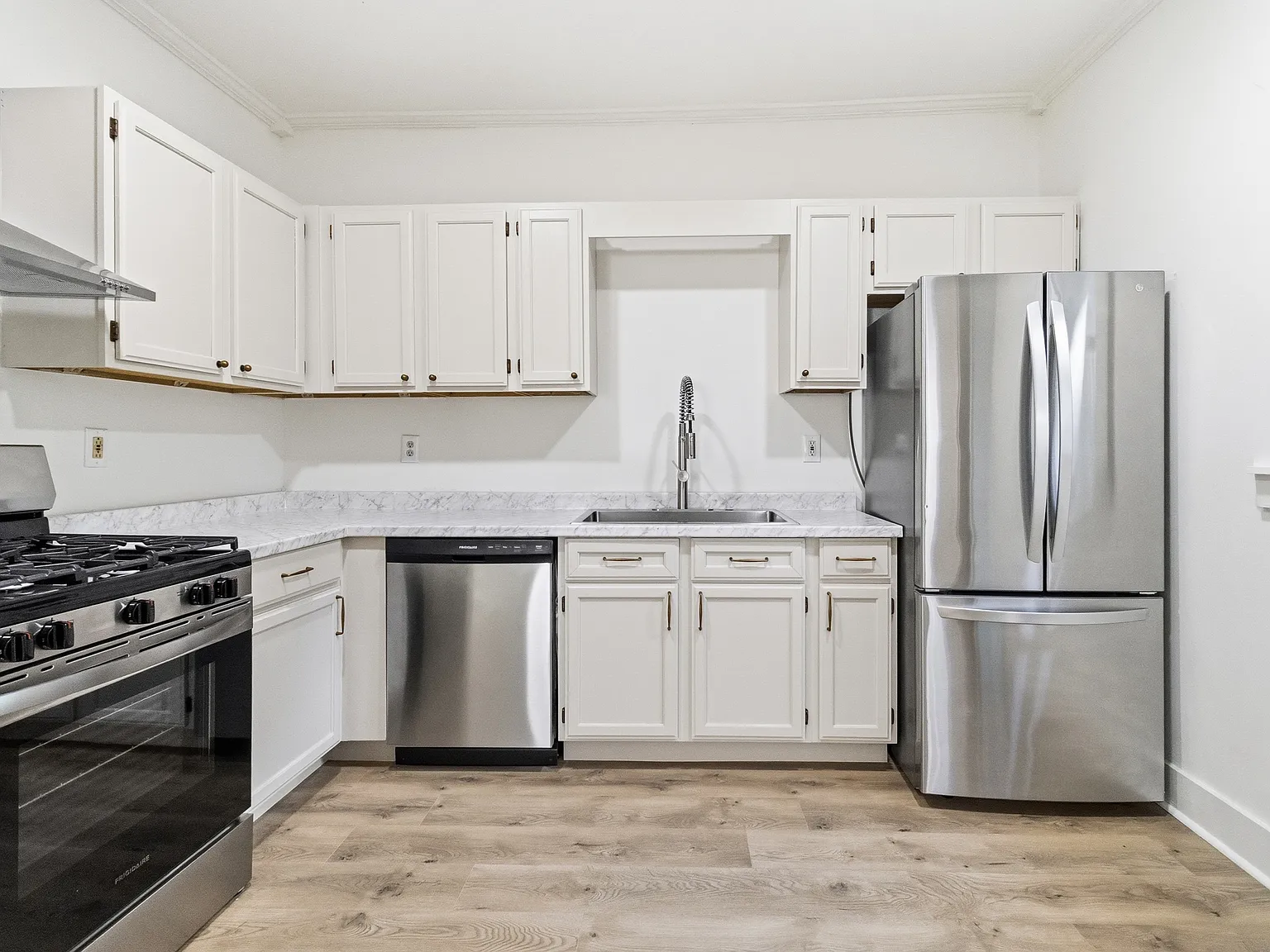 3 bed, 1000 sqft, $2,100 — Photo 4