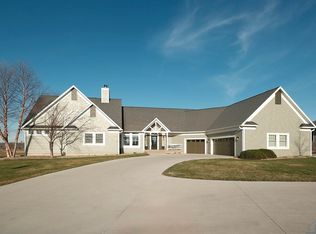 402 Martin Dr NE, Orange City, IA 51041