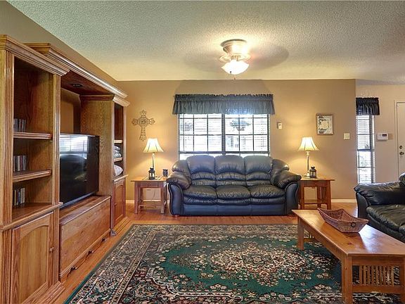 3rd image of 1403 Rockdale Dr