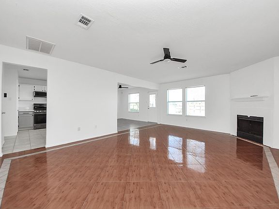 4th image of 403 Willow West Dr