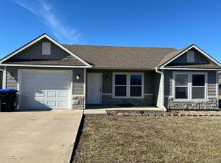 7037 SW Greenview Dr, Topeka, KS 66619