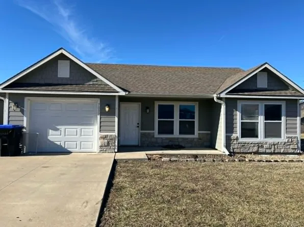 7037 SW Greenview Dr, Topeka, KS 66619
