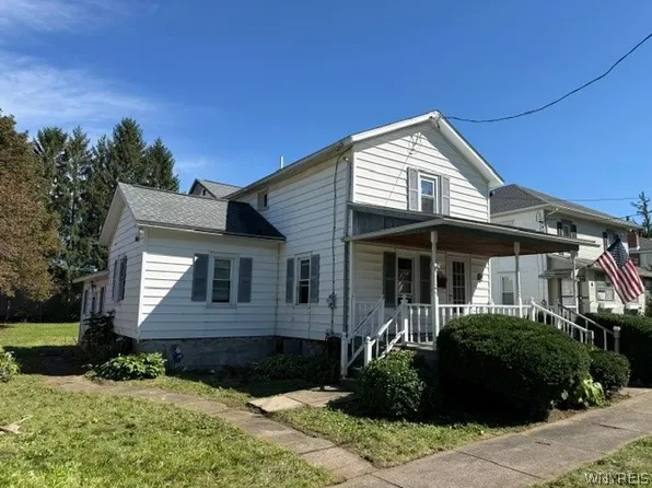8 S Hartland St, Middleport, NY 14105
