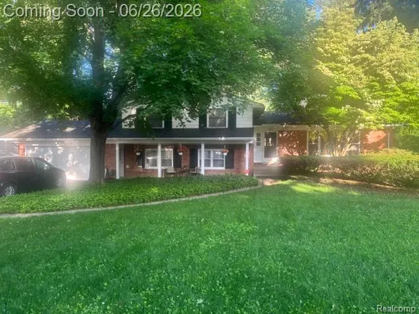 6826 Spruce Dr, Bloomfield Hills, MI 48301