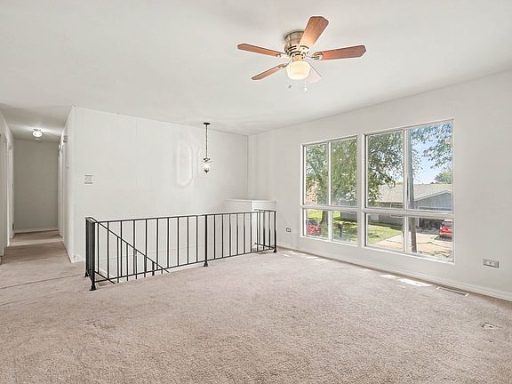4th image of 945 Surrey Ct