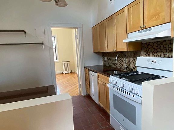 3rd image of 40 Montgomery Pl APT 4