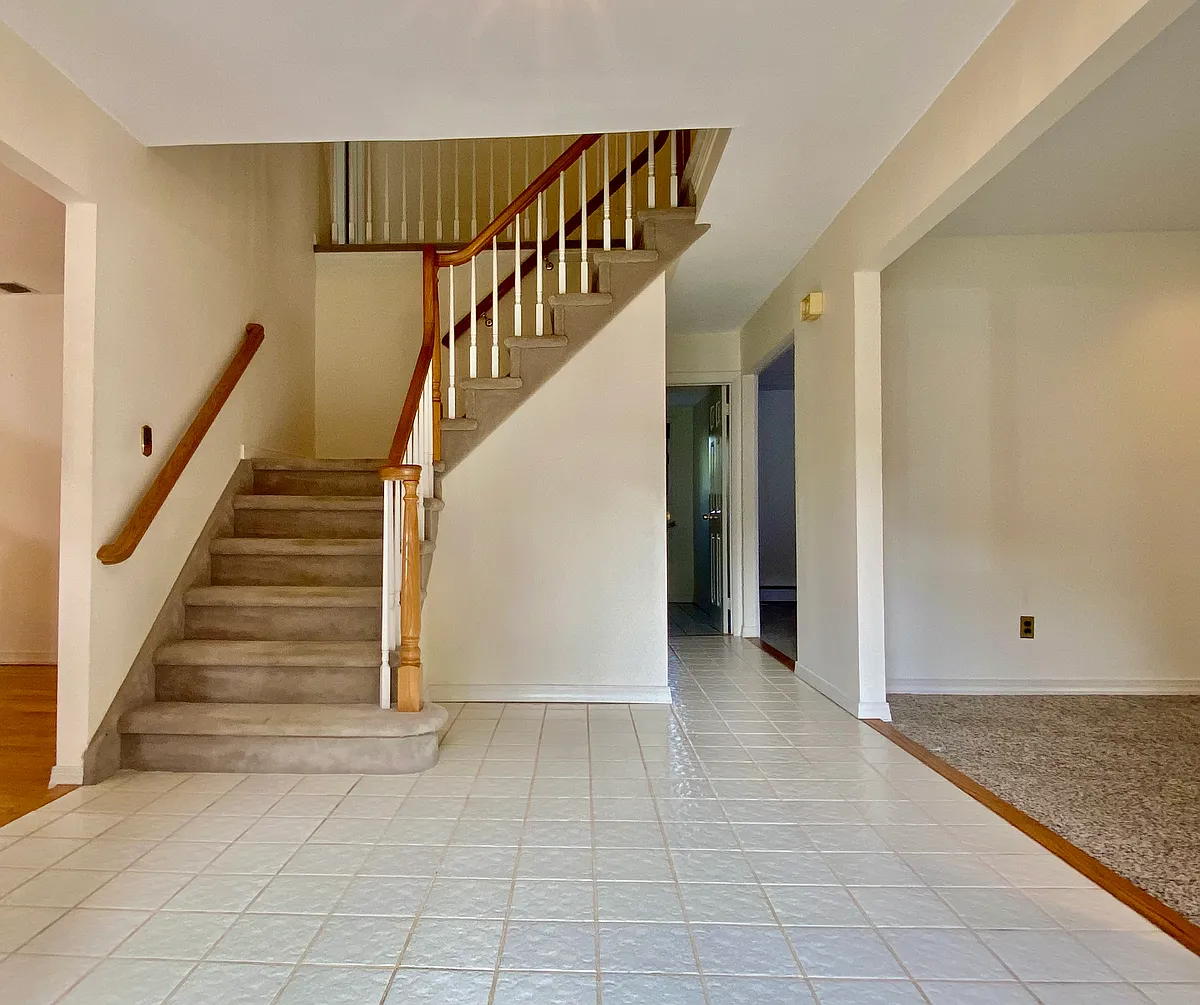 Building Photo - 21 Fairway Dr