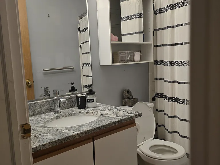Bathroom 2: Common bathroom with tub