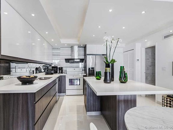 5th image of 2625 Collins Ave APT 1006