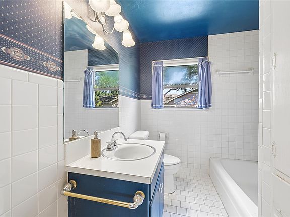 4th image of 107 W Holland St