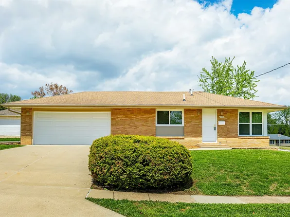 7201 Oak Brook Dr, Urbandale, IA 50322