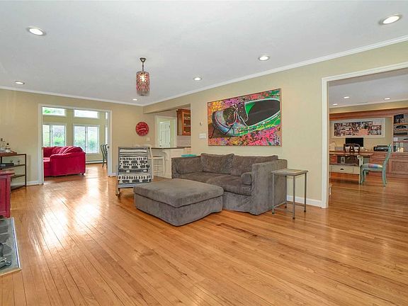 3rd image of 164 Crescent Ln