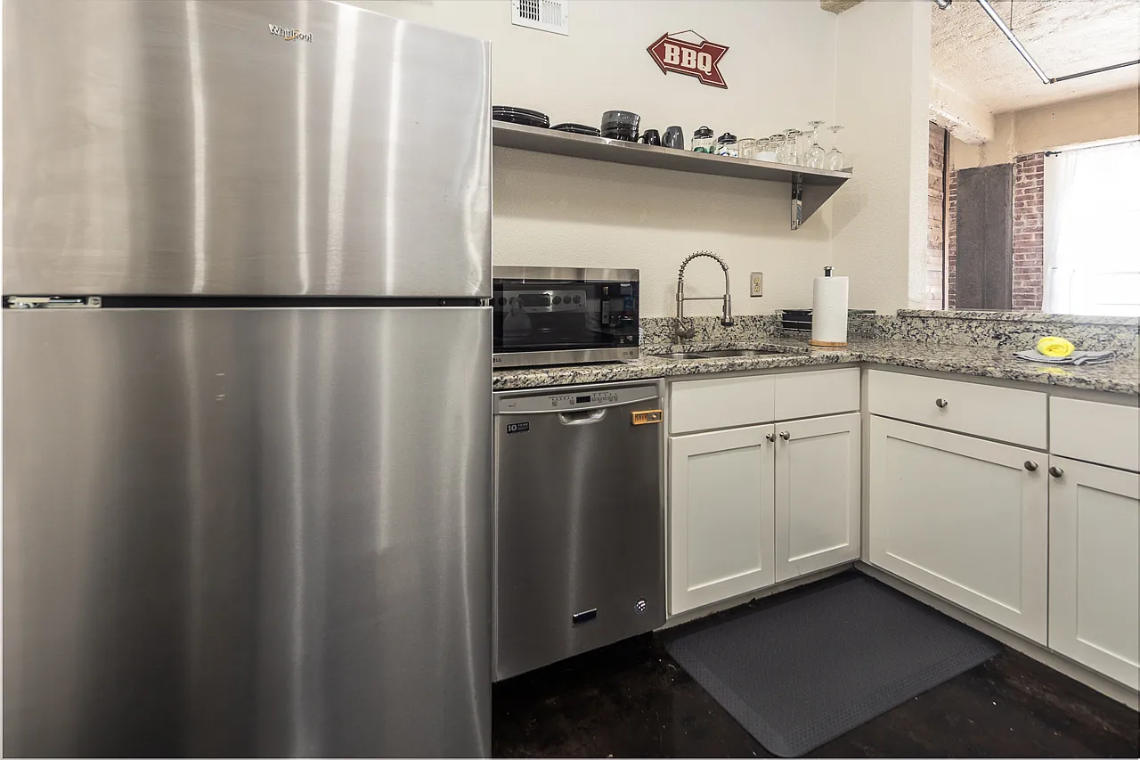 1 bed, 984 sqft, $1,700 — Photo 3