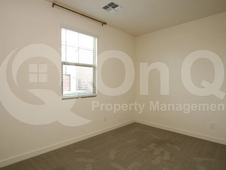 943 E Danbury Dr — Photo 8