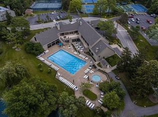 936 Oak Hill Rd, Lake Barrington, IL 60010