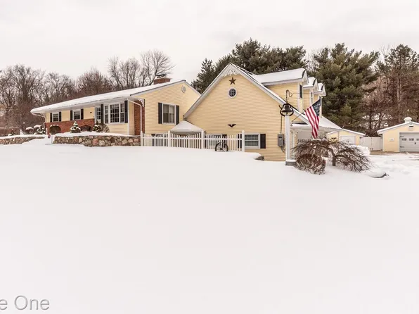 10120 Hyne Rd, Brighton, MI 48114