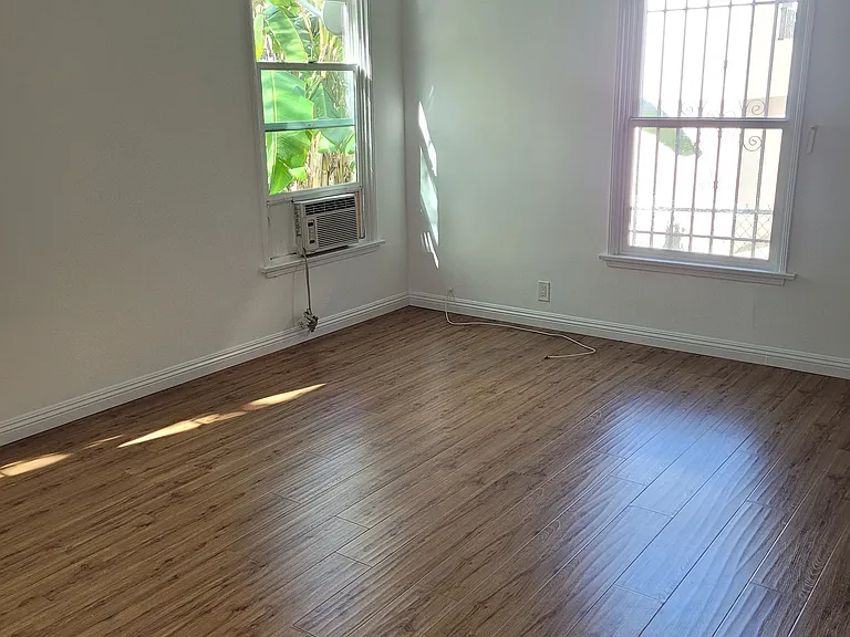 4754 Oakwood Ave #8 — Photo 6
