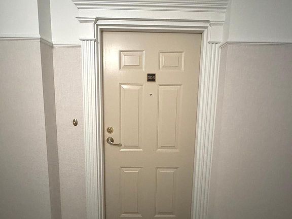 4th image of 1050 N Taylor St APT 306