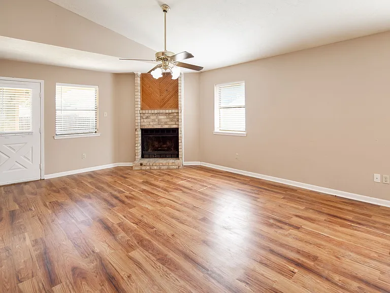 808 Camellia Ct — Photo 4