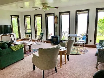 Relax, lakeside, nature, yet a quick drive to wineries, orchards, quaint towns, and the world famous Niagara Falls....