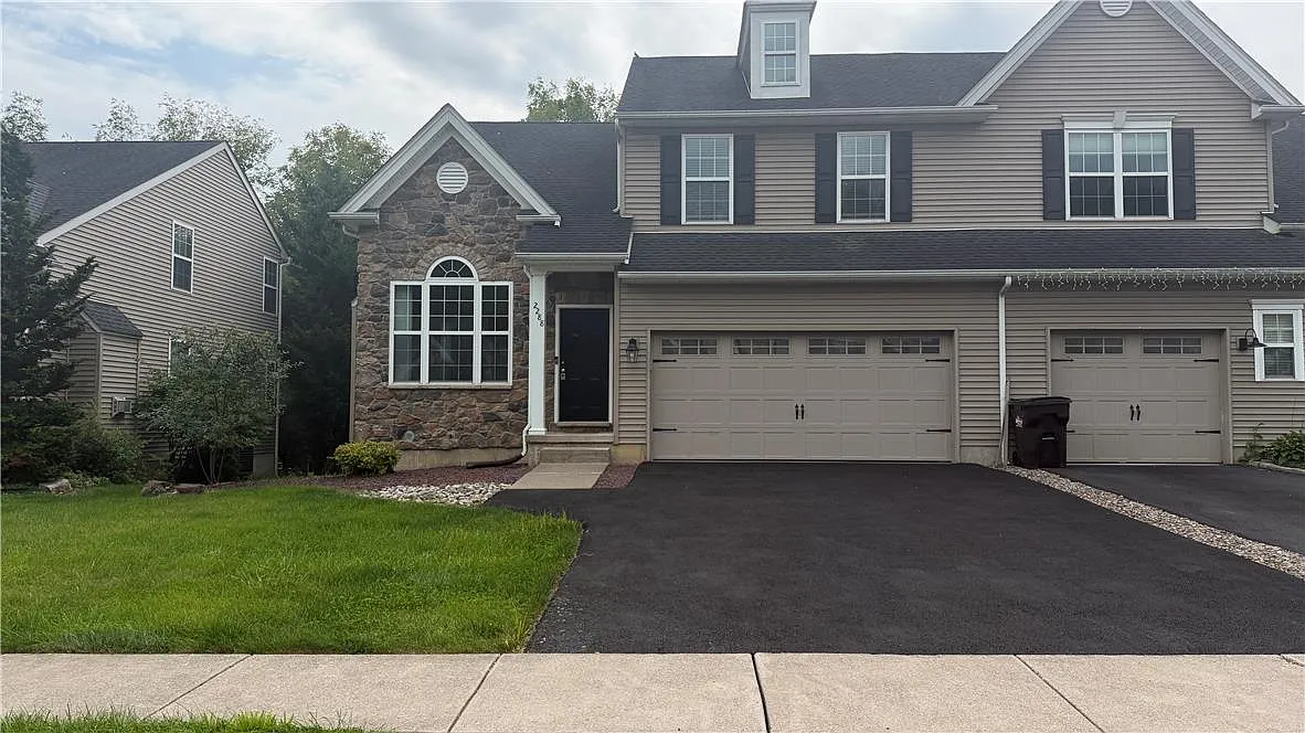 3 bed, 2.5 bath, 1930 sqft, $2,600 — Photo 1