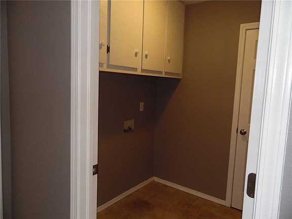 4th image of 20 Fleetwood Dr