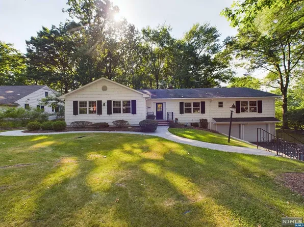 790 Norman Dr, Ridgewood, NJ 07450