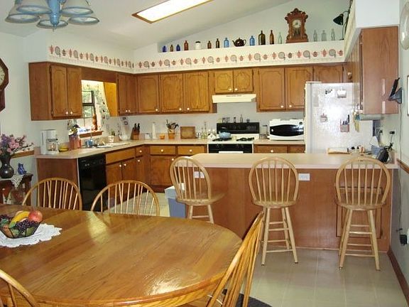 Large Eat in Kitchen Lots of Cabinets