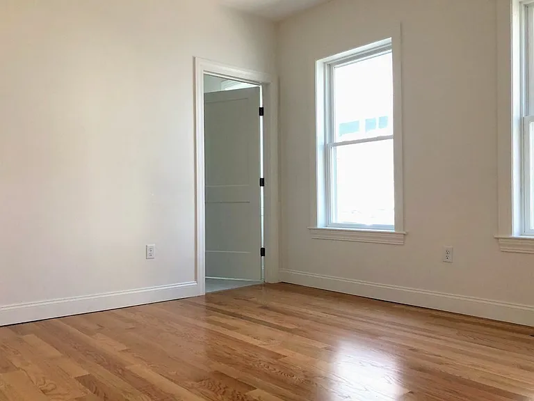 Main bedroom (w/ensuite bathroom)