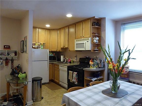 4th image of 8 Bryant Cres APT 1G