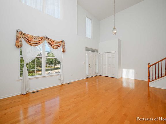 3rd image of 580 Barclay Dr