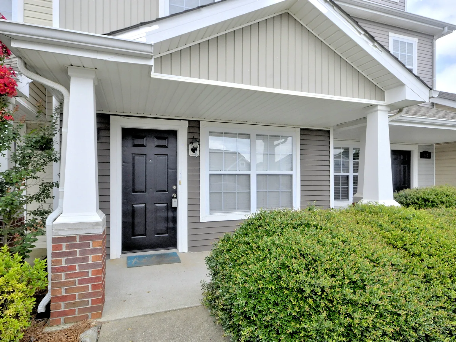 2 bed, 2.5 bath, 1324 sqft, $1,275 — Photo 2