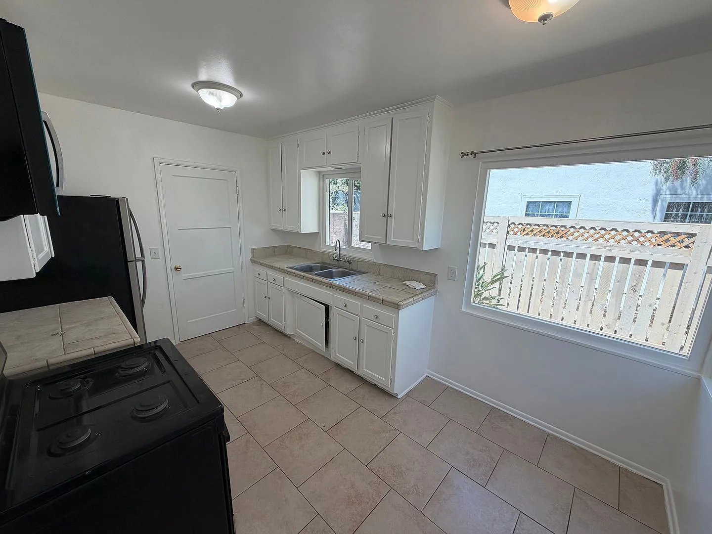 329 S. Scott Drive -- 2 bedroom, 1 bathroom South-East Santa Maria Home — Photo 4
