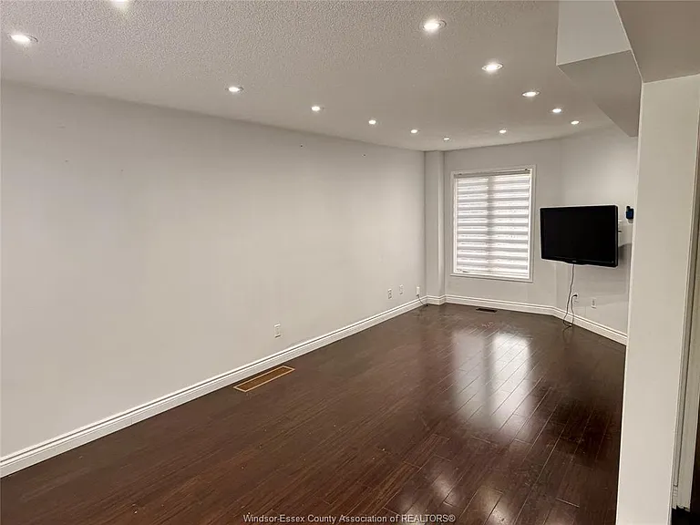 1000 Peach Blossom Cres — Photo 5