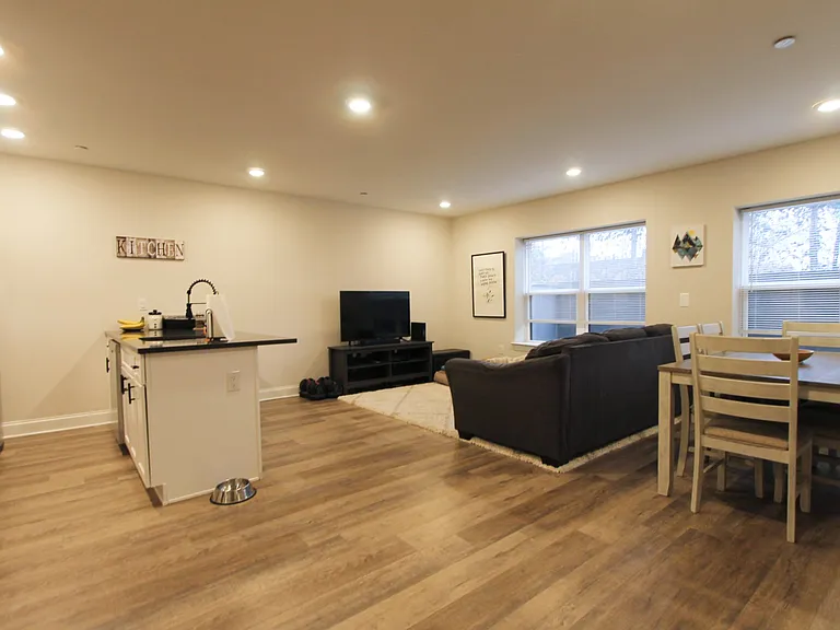 492 Roxborough Ave — Photo 36