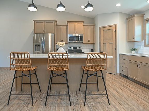 5th image of 420 Prairie Way