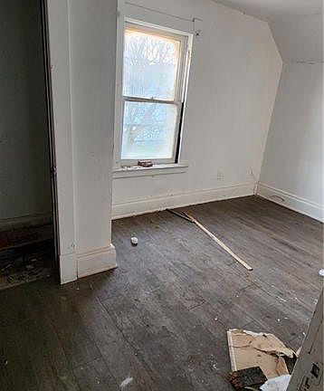 5th image of 215 Greenwood Ave