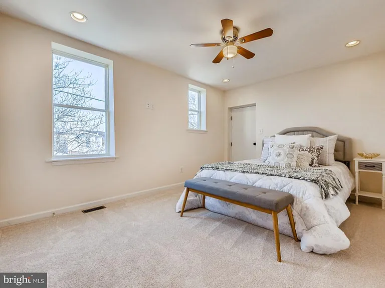 1433 Olive St — Photo 9