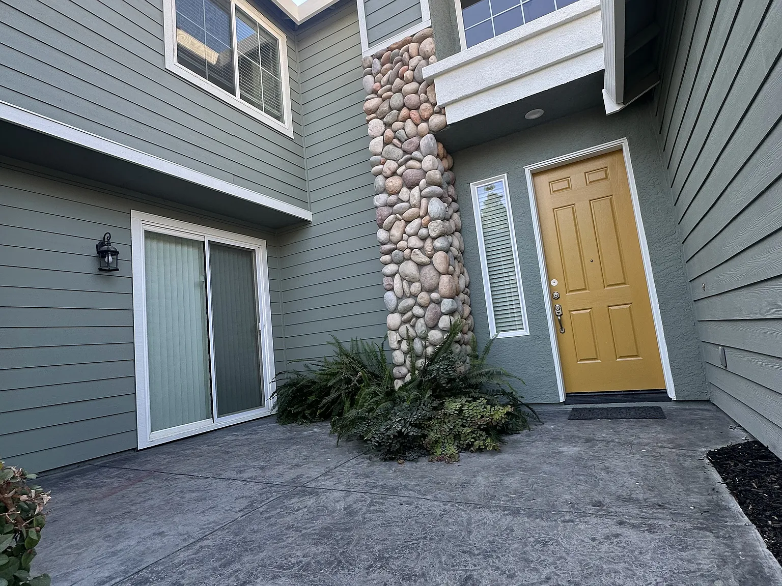 6 bed, 3384 sqft, $4,400 — Photo 4