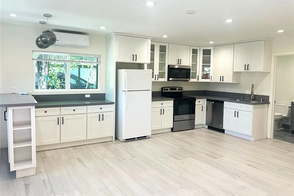 Studio, 639 sqft, $1,800 — Photo 3